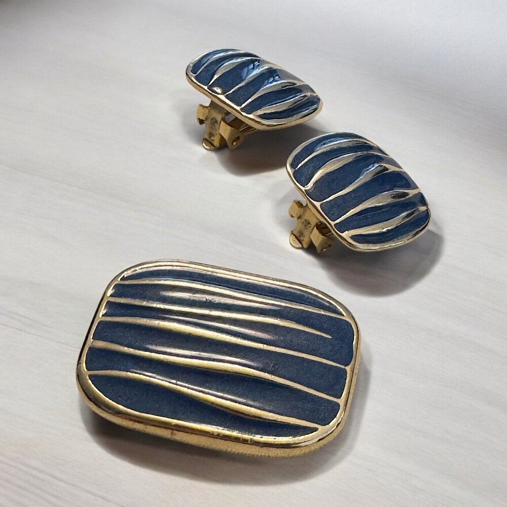 Vintage Weekenders Brooch and Earrings Clip-ons Metal Gold and Navy Wavy Stripes